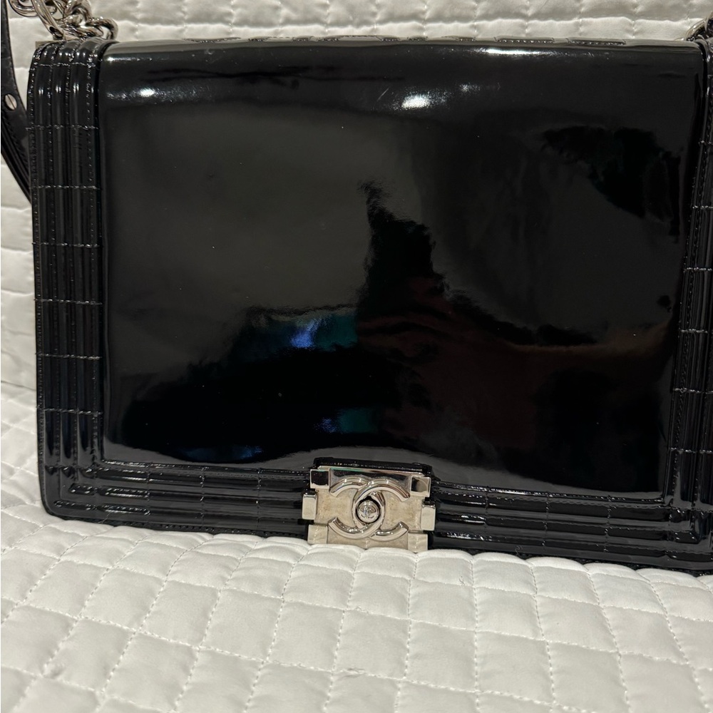 CHANEL black patent boy bag with silver hardware . - Picture 12 of 15